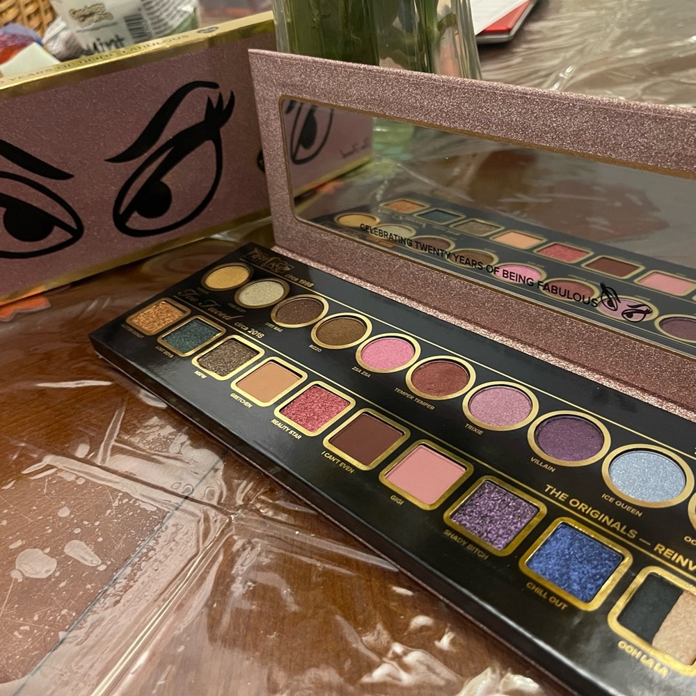 Too Faced Eyeshadow Palette with Gold and Purple Hues - Picture 4 of 5